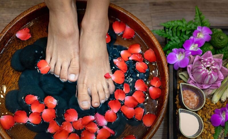 Ngâm chân bằng hoa hồng trị mất ngủ