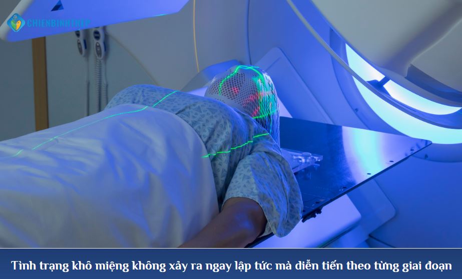 Tình trạng khô miệng không xảy ra ngay lập tức mà diễn tiến theo từng giai đoạn